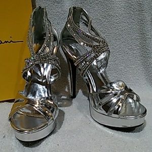 Marichi Mani Yasmine silver heels NIB